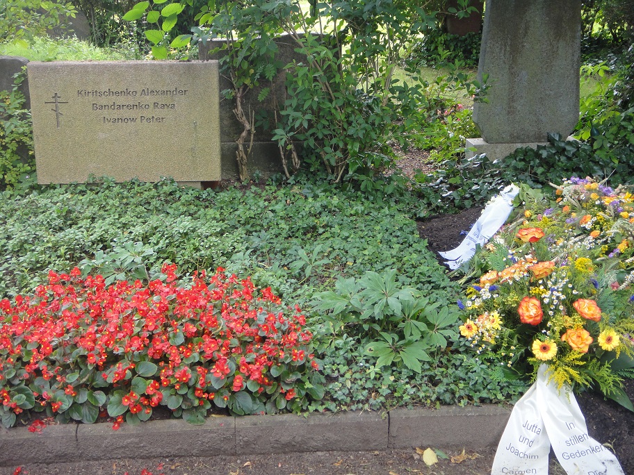 Der aktuelle Gedenkstein f�r die Kinder von Ausl�nderinnen aus dem Gemeinschaftslager Rumohr auf dem Friedhof Flintbek